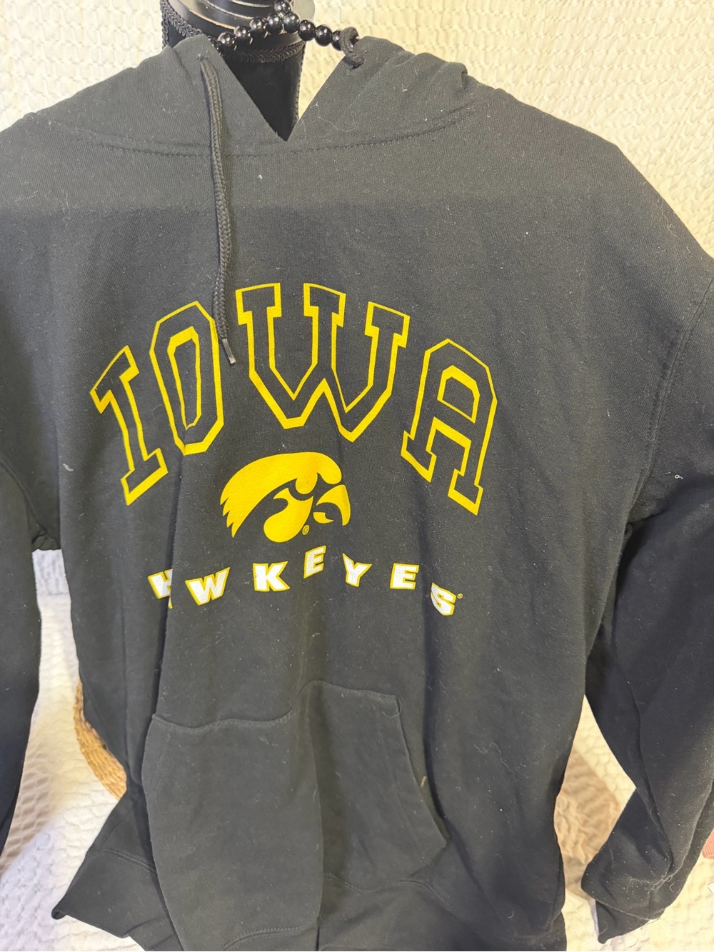 Colosseum Black and Gold Iowa Hawkeyes Pullover Hoodie